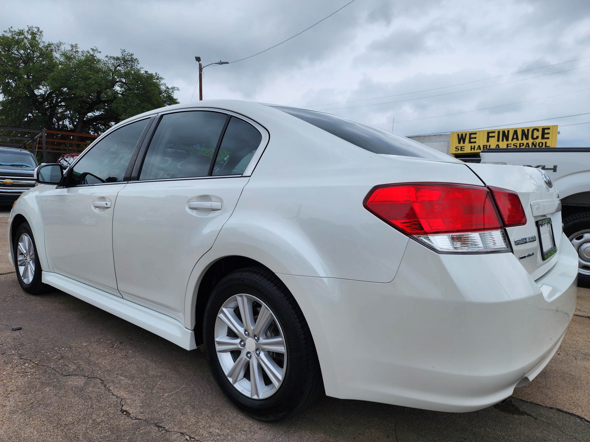 2012 DIAMOND WHITE Subaru Legacy Premium (4S3BMCB61C3) with an 2.5L H4 SOHC 16V engine, Continuously Variable Transmission transmission, located at 2660 S.Garland Avenue, Garland, TX, 75041, (469) 298-3118, 32.885387, -96.656776 - Photo #5